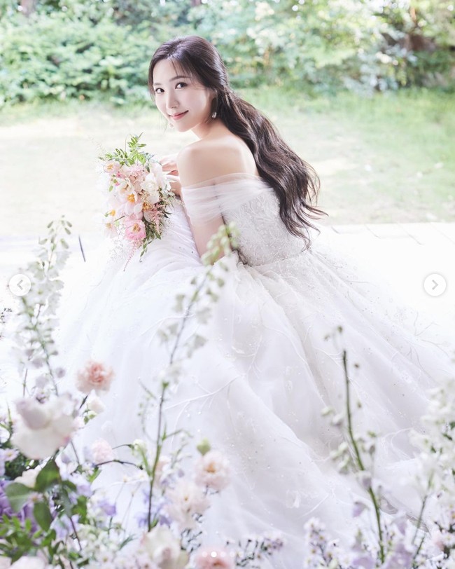 Terlihat foto cantik Yookyung memakai baju pengantin tanpa kehadiran mempelai pria di sampingnya. Wanita kelahiran 22 September 1994 itu masih merahasiakan wajah suaminya. Foto: dok. Instagram @yukyung_922