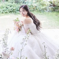 Terlihat foto cantik Yookyung memakai baju pengantin tanpa kehadiran mempelai pria di sampingnya. Wanita kelahiran 22 September 1994 itu masih merahasiakan wajah suaminya. Foto: dok. Instagram @yukyung_922