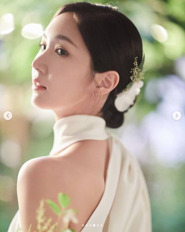 Lewat unggahan vlog-nya, terungkap bahwa Yookyung lulus dari Departemen Teater Chung Ang University pada tahun 2018. Dia juga menekuni bidang fashion dan menjadi lulusanmenjadi alumni ESMOD Seoul pada tahun 2021. Foto: dok. Instagram @yukyung_922