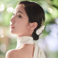 Lewat unggahan vlog-nya, terungkap bahwa Yookyung lulus dari Departemen Teater Chung Ang University pada tahun 2018. Dia juga menekuni bidang fashion dan menjadi lulusanmenjadi alumni ESMOD Seoul pada tahun 2021. Foto: dok. Instagram @yukyung_922