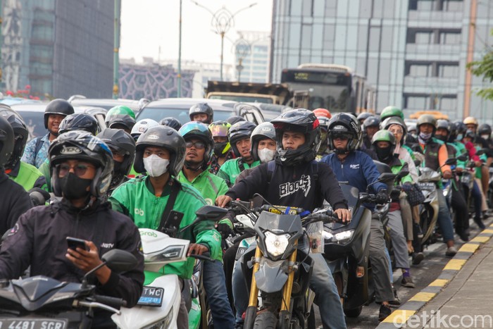 Lalin Jl HOS Cokroaminoto kawasan Kuningan, Jakarta, terpantau macet, Kamis (19/10/2023) pukul 10.00 WIB. Kemacetan disebabkan pengalihan lalin imbas pendaftaran capres-cawapres di gedung KPU.