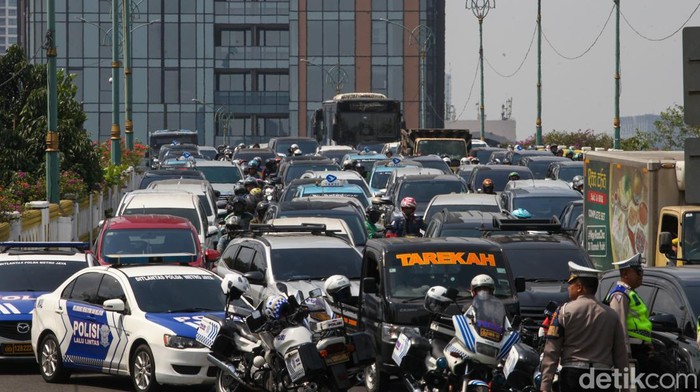 Ada Pengalihan Lalin di KPU, Lalin Kuningan Macet Banget Lalin Jl HOS Cokroaminoto kawasan Kuningan, Jakarta, terpantau macet, Kamis (19/10/2023) pukul 10.00 WIB. Kemacetan disebabkan pengalihan lalin imbas pendaftaran capres-cawapres di gedung KPU.