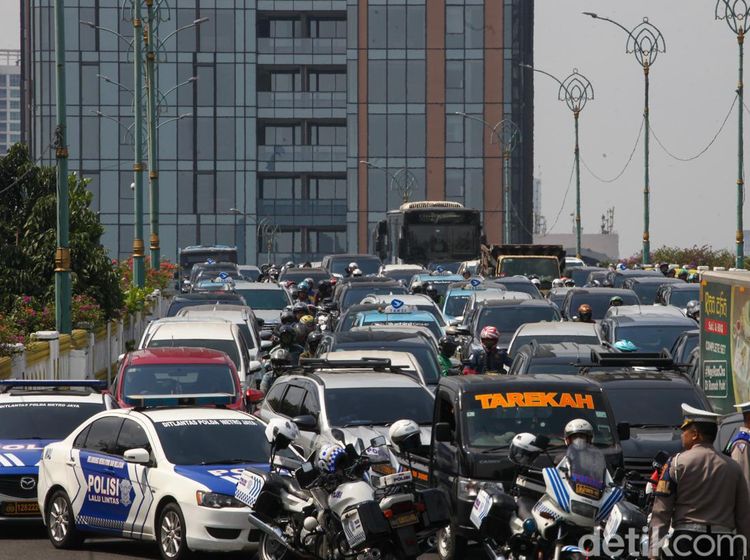 Ada Pengalihan Lalin di KPU, Lalin Kuningan Macet Banget