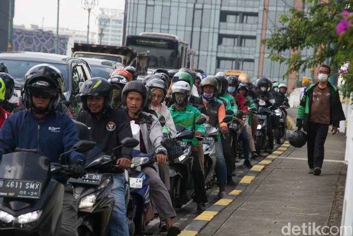 Lalin Jl HOS Cokroaminoto kawasan Kuningan, Jakarta, terpantau macet, Kamis (19/10/2023) pukul 10.00 WIB. Kemacetan disebabkan pengalihan lalin imbas pendaftaran capres-cawapres di gedung KPU.