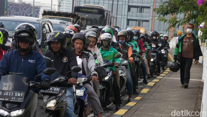 Lalin Jl HOS Cokroaminoto kawasan Kuningan, Jakarta, terpantau macet, Kamis (19/10/2023) pukul 10.00 WIB. Kemacetan disebabkan pengalihan lalin imbas pendaftaran capres-cawapres di gedung KPU.