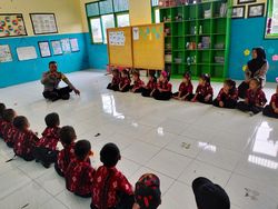 Dedikasi Aiptu Zainudin Bantu Edukasi Anak hingga Raih Penghargaan KPAI