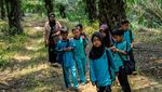 Akses Sulit, Siswa SD di Lebak Jalan 2 Km ke Sekolah