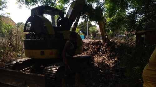 Alat berat dikerahkan untuk membersihkan sampah di area Museum Manusia Purba Gilimanuk, Jembrana, Bali, Kamis (19/10/2023).