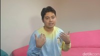 Aliando Syarief pun santai menanggapi perubahan bentuk tubunya jadi pembicaraan. Dia bahkan balik bertanya bentuk tubuhnya yang sekarang lebih mirip dengan tokoh siapa. Foto: Ahsan/detikHOT