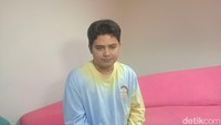 Aliando mengatakan bentuk tubuhnya berubah karena pengaruh obat. Bintang film dan sinetron berusia 26 tahun itu harus mengonsumsi obat karena mengidap Obsessive Compulsive Disorder (OCD). Foto: Ahsan/detikHOT