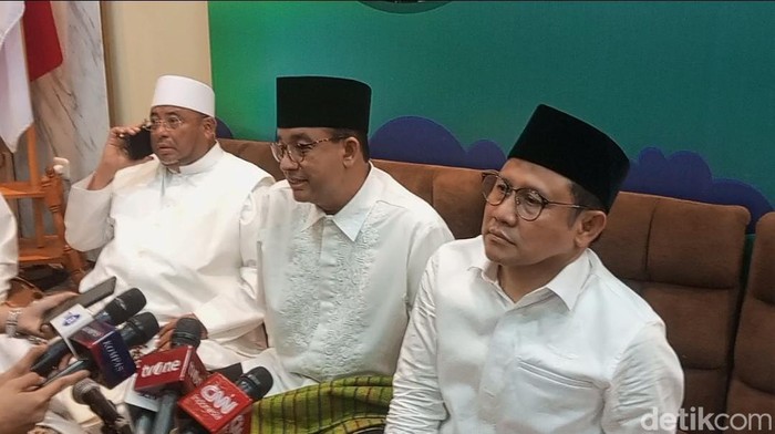 Anies Baswedan dan Muhaimin Iskandar (Cak Imin) kompak memberi ucapan selamat ke Mahfud. (Annisa Aulia R/detikcom)