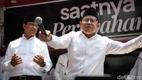Sementara Cak Imin membacakan doa, termasuk untuk kemerdekaan Palestina.  
