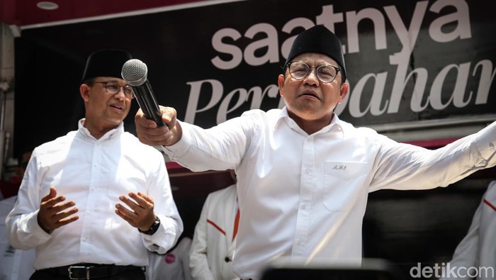Anies-Cak Imin berorasi politik di depan gedung KPU, Jalan Imam Bonjol, Jakarta, Kamis (19/10/2023). Orasi politik disampaikan usai pasangan AMIN mendaftarkan diri sebagai capres-cawapres.