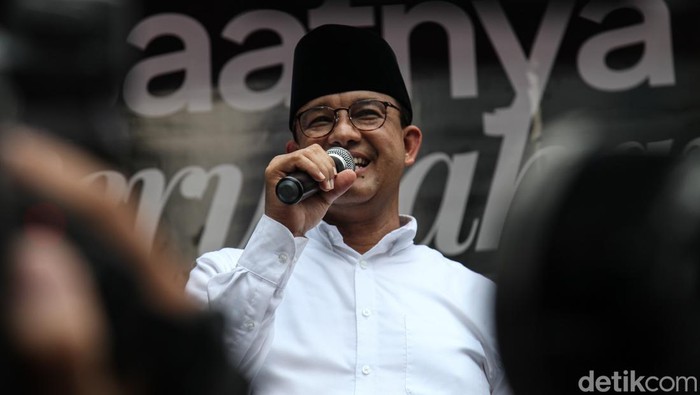 Anies-Cak Imin berorasi politik di depan gedung KPU, Jalan Imam Bonjol, Jakarta, Kamis (19/10/2023). Orasi politik disampaikan usai pasangan AMIN mendaftarkan diri sebagai capres-cawapres.