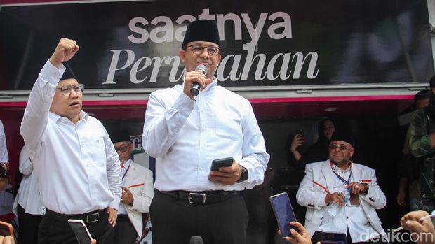 Anies-Cak Imin berorasi politik di depan gedung KPU, Jalan Imam Bonjol, Jakarta, Kamis (19/10/2023). Orasi politik disampaikan usai pasangan AMIN mendaftarkan diri sebagai capres-cawapres.
