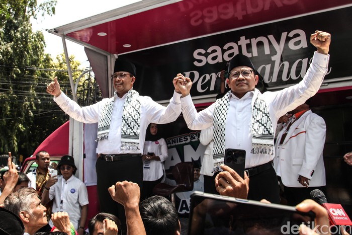 Anies-Cak Imin berorasi politik di depan gedung KPU, Jalan Imam Bonjol, Jakarta, Kamis (19/10/2023). Orasi politik disampaikan usai pasangan AMIN mendaftarkan diri sebagai capres-cawapres.