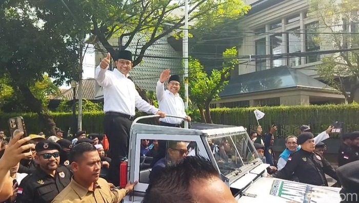 Anies-Cak Imin saat iring-iringan menuju KPU saat daftar capres dan cawapres. (Fadil/detikcom)