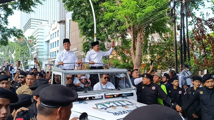 Anies dan Cak Imin naik Land Rover ke KPU (Rizky/detikcom)
