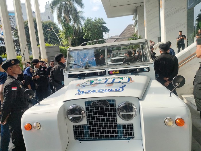 Anies dan Cak Imin naik Land Rover ke KPU (Rizky/detikcom)