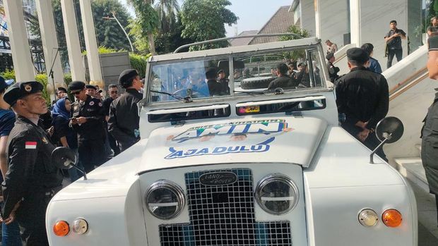 Anies dan Cak Imin naik Land Rover ke KPU (Rizky/detikcom)