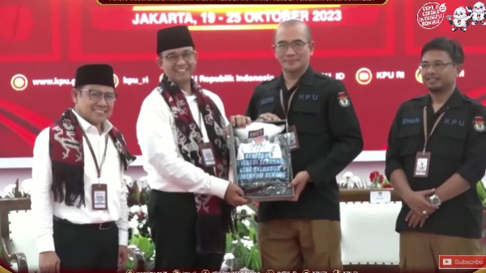 Anies dan Ketua KPU Bertukar Cendera Mata Usai Resmi Daftar Pilpres 2024 (Tangkapan layar)