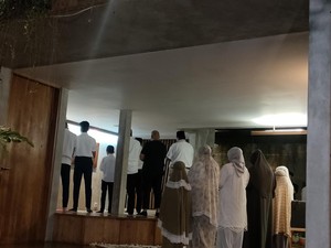 Momen Anies Jadi Imam Salat Subuh Jemaah Jelang Pendaftaran ke KPU