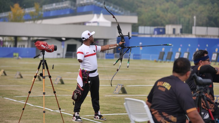 Atlet-atlet panahan Indonesia di Asian Para Games 2023 menghadapi venue lomba menantang: dikelilingi perbukitan yang mempengaruhi laju angin.