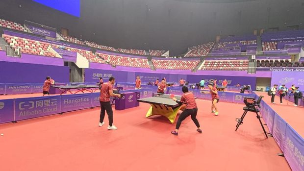 Tim Para Tenis Meja Indonesia berlatih sebelum menjalani Asian Para Games 2023 di Hangzhou, China.
