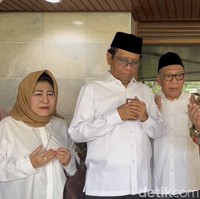 Mahfud MD yang merupakan cawapres Ganjar Pranowo juga mengajak istrinya saat mendaftar Pilpres 2024. Sosok istri mantan Ketua MK ini adalah Zaizatun Nihayati, yang sudah membina rumah tangga bersama Mahfud selama 41 tahun. Foto: Kadek/detikcom