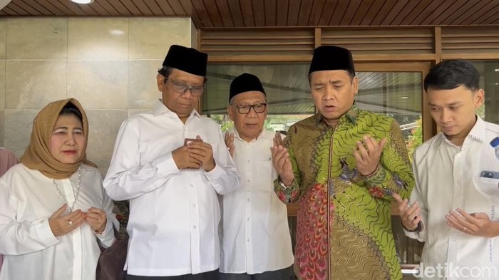 Bacawapres Mahfud Md berdoa bersama istri dan anak sebelum mendaftar ke KPU hari ini (Kadek/detikcom).