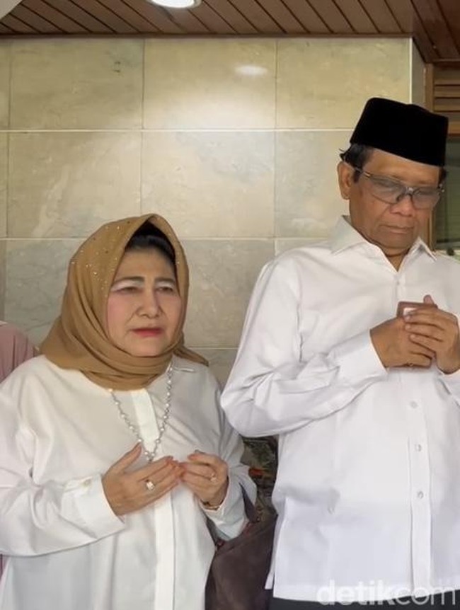Mahfud MD yang merupakan cawapres Ganjar Pranowo juga mengajak istrinya saat mendaftar Pilpres 2024. Sosok istri mantan Ketua MK ini adalah Zaizatun Nihayati, yang sudah membina rumah tangga bersama Mahfud selama 41 tahun. Foto: Kadek/detikcom