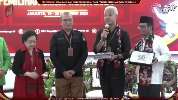 Bakal calon Presiden Ganjar Pranowo bersama bakal calon Wakil Presiden Mahfud MD saat melakukan pendaftaran bakal pasangan calon presiden dan wakil presiden pemilihan umum 2024 di Gedung KPU, Jakarta, Kamis (19/10/2023). (Tangkapan Layar Youtube PDI Perjuangan)