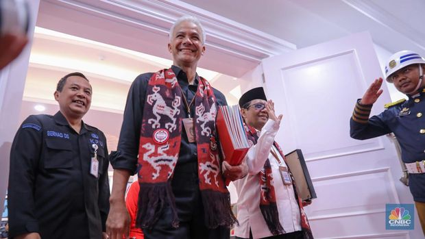 Bakal calon Presiden Ganjar Pranowo bersama bakal calon Wakil Presiden Mahfud MD saat melakukan pendaftaran bakal pasangan calon presiden dan wakil presiden pemilihan umum 2024 di Gedung KPU, Jakarta, Kamis (19/10/2023). (CNBC Indonesia/Faisal Rahman)