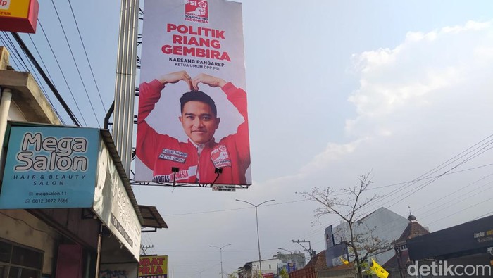 Baliho PSI bergambar Kaesang Pangarep di Magelang, Kamis (19/10/2023).