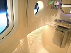 Melihat Bumi dari Ketinggian Lewat Jendela Toilet di Antariksa