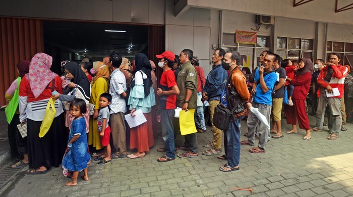 Bantuan pangan untuk warga terdampak stunting Sejumlah warga antre saat penyaluran bantuan telur dan daging ayam di Kantor Pos Kota Serang, Banten, Kamis (19/10/2023). Badan Pangan Nasional bekerja sama dengan Pemda setempat menyalurkan bantuan pangan untuk 17,9 ribu warga terdampak stunting masing-masing mendapat daging 1 ekor ayam dan 10 butir telur. ANTARA FOTO/Asep Fathulrahman/hp.