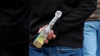 Ada juga yang menggunakan bom molotov.  