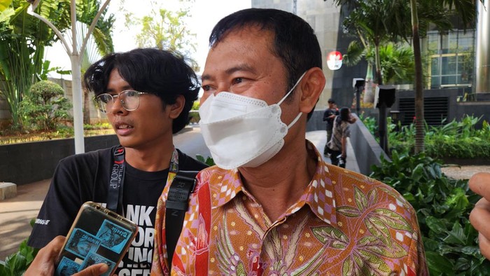 Bupati Lamongan Yuhronur Effendi usai diperiksa KPK.
