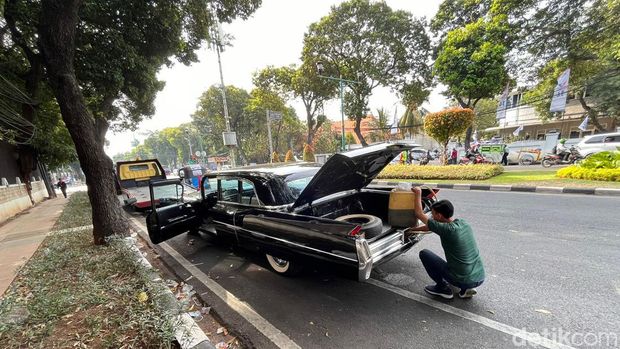 Cadillac Fleetwood 75 Limosin yang rencananya dinaiki Ganjar dan Mahfud Md saat ke KPU. (Alfons/detikcom).