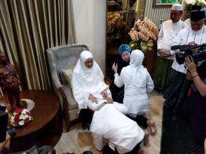 Cak Imin Salat Subuh Berjamaah, Cium Kaki Ibunda Jelang Daftar Cawapres ke KPU