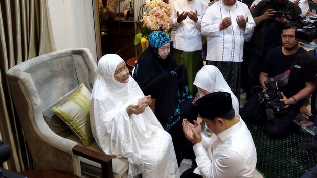 Cak Imin Sungkem dan Subuh Berjamaah Sebelum Mendaftar ke KPU (Kurniawan Fadilah-detikcom)