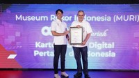 Direktur Syariah Banking CIMB Niaga Pandji P. Djajanegara (kanan) menerima Penghargaan dari Museum Rekor Dunia Indonesia (MURI) untuk CIMB Niaga Syariah sebagai bank pertama di industri perbankan syariah yang meluncurkan produk kartu syariah digital (tanpa kartu fisik).  