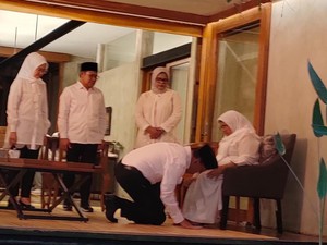 Cium Kaki Ibunda, Anies Pamit ke KPU Daftar Capres Bareng Cak Imin