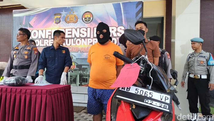 DA saat dihadirkan dalam jumpa pers pencurian motor di Mapolres Kulon Progo, Kamis (19/10/2023).