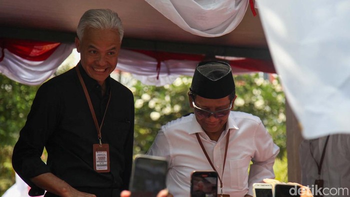 Daftar Capres-Cawapres, Ganjar-Mahfud Sapa Pendukung Pasangan capres-cawapres Ganjar Pranowo-Mahfud Md mendaftarkan diri ke KPU, Jakarta. Ganjar-Mahfud disambut meriah pendukung.