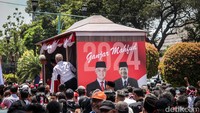 Ganjar-Mahfud ikut iring-iringan dari Tugu Proklamasi menuju KPU.    