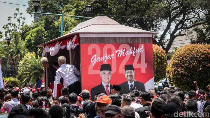 Pasangan capres-cawapres Ganjar Pranowo-Mahfud Md mendaftarkan diri ke KPU, Jakarta. Ganjar-Mahfud disambut meriah pendukung.