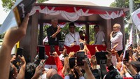 Keduanya didampingi Ketua TPN Ganjar Arsjad Rasjid, Ketua DPP PDIP Puan Maharani, dan Aria Bima.  