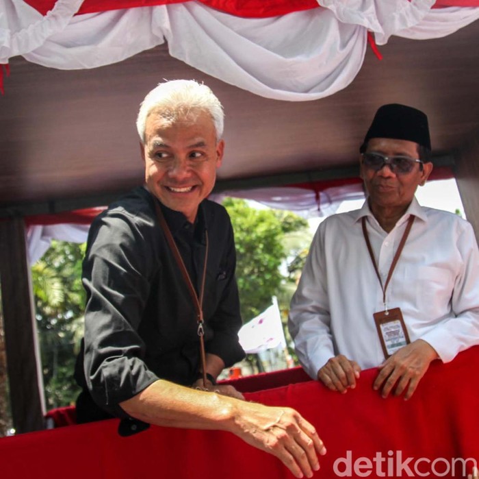 Pasangan capres-cawapres Ganjar Pranowo-Mahfud Md mendaftarkan diri ke KPU, Jakarta. Ganjar-Mahfud disambut meriah pendukung.