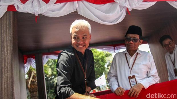 Pasangan capres-cawapres Ganjar Pranowo-Mahfud Md mendaftarkan diri ke KPU, Jakarta. Ganjar-Mahfud disambut meriah pendukung.